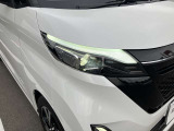 対向車がいてもハイビームを維持できるアダプティブLEDヘッドライト。先行車や対向車の有無に応じてハイビームの照射パターンを変化させ、常に視認性の高い状態が維持されます。
