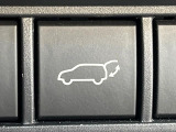 【パワーバックドア】スマートキーや運転席のボタンを押すだけでリアゲートが自動で開閉します!荷物を持っている時や、高い位置にあるバックドアを閉める際に便利な機能です♪