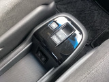 USBチャージャー搭載。スマートフォンなどの充電にとっても便利です。停車中にブレーキペダルを踏み続けなくてもブレーキ保持ができるオートマチックブレーキホールド機能もついております。