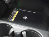 ◆ワイヤレス充電器◆ワイヤレス充電規格Qiに適合した機器を充電エリアに置くことで使用できます。