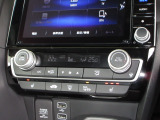 エアコンはオートエアコンでお好みの温度調整が出来、オールシーズン快適にドライブできます!さらに、運転席&助手席シートヒーターが付いてます。3段階に温度設定が可能です。