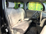 運転席まわりには十分なスペースがあり、大柄な方でもゆったり運転していただける環境です。