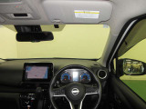 ドライバー目線で、使いやすく安全操作性と良好な視界を実現した運転席です。
