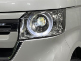 【LEDヘッドライト】悪天候や夜間走行時も良好な視界を確保し安心して運転できる高輝度LEDヘッドライトを装備!点灯速度が早く、消費電力も抑えられています。