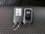 スマートキー付。キーを取り出さなくてもドアロックの施錠・開錠、エンジンの始動が出来ます。雨の日や荷物の多い日にとても便利ですね。