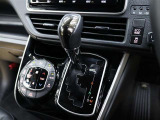 CVT(無段変速)のオートマチックです。インパネシフトがとても使い易く足元がスッキリするので、空間が広く使えますね♪