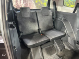 床下収納式のサードシートです。座席部分をコンパクトに収納でき、広大な荷室スペースとしてお使いいただけます!乗車人数や荷物の量など利用シーンに合わせて3列目を有効活用でき、とっても便利♪