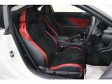 【運転席】ブラック/レッド基調のインテリアにハーフレザーシート(合皮※メーカー基準)。シートリフターで座面の高さを調整可能です。シートヒーター・社外フロアマット付です。
