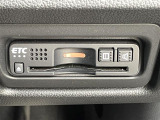【ETC】有料道路を利用する際に料金所で停止することなく通過できる、ETC車載器(ノンストップ自動料金収受システム機器)が装備されています。セットアップを行うことで利用可能になります。