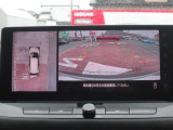 アラウンドビューモニター(車両を上から見たように表示)装着で車庫入れをサポート