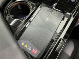 ワイヤレス充電機能で接続の手間いらず。スマートフォンなどをワイヤレスで充電可能です。