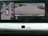 アラウンドビューモニターも装備しております。ご覧のように車体を真上か見たような映像なので、車庫入れの苦手なお客様ももうご心配いりません。