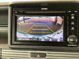 バックも安心のバックカメラ付いています。バックカメラがあると、いつでも安全にバックできますね。死角も減ります。