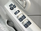 【電動格納ミラー】サイドミラーは電動格納式となっており、狭い駐車場でもキズがつくリスクを抑えられます。
