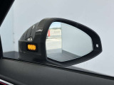 ●アウディサイドアシスト『後方の死角を並走する車両を検知しドアミラーの内側のLEDが点灯。ドライバーに注意を促し事故を未然に防ぐシステムです。』