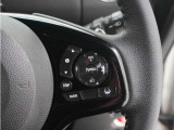 ◆アダプティブクルーズコントロール◆予め設定した車速内でクルマが自動的に加減速。前走車との適切な車間距離を維持しながら追従走行します。【LKAS】車線維持支援システムでステアリング操作を支援。