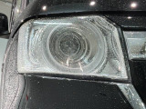 LEDヘッドライトは、点灯の瞬間から最大光量を発揮し、突然暗くなるトンネルなどでの安定感を高めます。