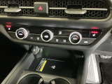 運転席/助手席シートヒーターで寒い日もすぐに温かくなり快適に過ごせます。3段階の温度調整が可能です
