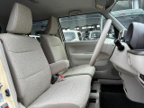 アームレスト付きの運転席は