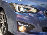 【LEDヘッドライト】悪天候や夜間走行時も良好な視界を確保し安心して運転できる高輝度LEDヘッドライトを装備!点灯速度が早く、消費電力も抑えられています。