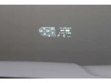 【HUD】ヘッドアップディスプレイ。運転中に視線を大きく移動させることなく車速や道路の制限速度といった基本的な情報を表示します。