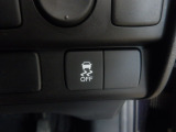 横滑りを防ぐVSA等のスイッチは運転席の右側、手の届きやすい位置にあります。
