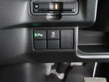 パーキングセンサーや横滑りを防ぐVSA等のスイッチ類は運転席の右側、手の届きやすい位置にあります。