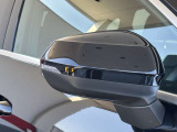 ●アウディサイドアシスト『後方の死角を並走する車両を検知しドアミラーの内側のLEDが点灯。ドライバーに注意を促し事故を未然に防ぐシステムです。』