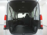 2列目シートと助手席を倒すことで、運転席以外のすべての空間がフラットな荷室となります。フラットな荷室になるので、脚立や絨毯などの長尺の荷物の積載にも対応しております。