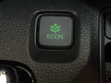 ECON モードをON にするとアクセルペダルの動きに対するエンジンの反応とエアコンの制御を切り換えることで、燃費のいい運転をするドライバーがペダルを踏んだ時と同じようにエンジンを制御します。