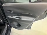 【運転席ドア】ボトルホルダーや収納ポケットが付いているので運転席周りもスッキリ保てます★