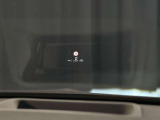 ヘッドアップディスプレイ付きで、目線を変えることなく走行速度やナビ案内を見ることが可能です。