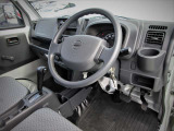AM/FMラジオチューナー・マニュアルエアコンを装備する運転席まわり。