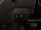 パーキングセンサーと横滑り抑制機能のスイッチです。駐車時の障害物検知や滑りやすい路面での車両安定性を高め、安全運転をサポートします。