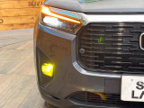 【LEDヘッドライト】悪天候や夜間走行時も良好な視界を確保し安心して運転できる高輝度LEDヘッドライトを装備!点灯速度が早く、消費電力も抑えられています。