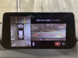 狭い場所での駐車やすれ違いなどでより的確な運転操作に役立つ360&deg;ビューモニターが装備されています。