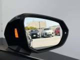 ●アウディサイドアシスト『後方の死角を並走する車両を検知しドアミラーの内側のLEDが点灯。ドライバーに注意を促し事故を未然に防ぐシステムです。』