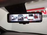 スマートルームミラーも付いています。後方ピラーや荷物、後席に同乗している方や曇りなど視界が遮られた場合でも後方カメラからの映像で安全確認をすることができます。