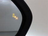 隣車線を走る車両をレーダーで検知し、ドアミラーでは確認しにくい後側方エリアに存在する車両に加え、急接近してくる車両も検知します。車両を検知するとドアミラーに搭載されたLEDインジケーターが点灯します。