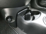 前席はドリンクホルダーとポケットが備わっています。