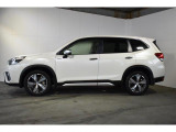 スバルの4WD(AWD)は直進安定性に優れ、日常走行から高速走行まで、さまざまなシーンで安心感に満ちた走りが愉しめます。それは悪路や泥道など左右のタイヤの路面状況が異なるシーンでも変わりません。