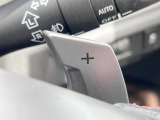 【パドルシフト】ハンドルから手を離さずに素早くシフトアップ&ダウンができるので、エンジンブレーキを使う下り坂や高速道路の合流で加速したい場面で役立ちます。