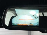 後方に設置したカメラの映像をルームミラー内に映し出す事ができます。後ろに人や荷物を載せていても後方が確認できて便利ですね♪