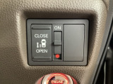 片側電動スライドドアです。腕や足・異物を感知すると動作が停止する、挟み込み防止機能が付いているので、お子さまにも安心してお使い頂けます!