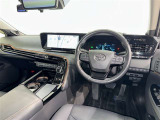 運転席まわりです。 各操作スイッチは使いやすい位置に配置されてます。