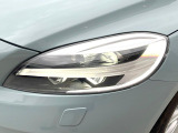 【LEDヘッドライト】ハイビームを先行車や対向車にあてず、その両サイドではハイビーム照射を維持。見える範囲が段違いに広くなりました。北欧神話に登場するトールハンマーをモチーフにデザイン。