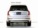 XC90は、使い方の幅を広げる7シーター仕様。洗練された佇まいの中に、高い実用性を秘めています。室内に足を踏み入れば、そこはまさに北欧のリビングルーム。落ち着きある明るい雰囲気をご堪能ください。