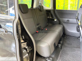 後部座席も気になるようなキズ・汚れやへたり等、大きなダメージはなく、良好な状態です。