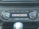 空調は液晶モニター付きのオートエアコンを装備しております。大きく押しやすいボタンスイッチとダイヤル式温度調整で扱い易い作りとなっております。