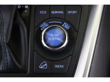 燃費優先のECO、走りと燃費のバランスにすぐれたNORMAL、すぐれた加速を発揮するSPORT。気分や走行状況に合わせて走りを選べます。雪道発進時などの強い味方SNOWへの切替えも可能です。
